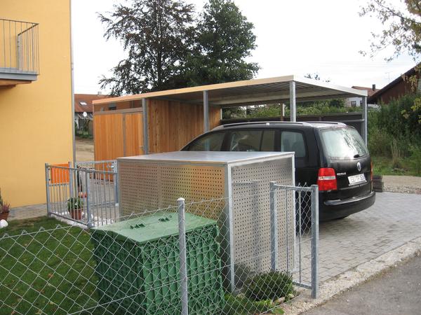 Carport verzinkt mit Ger&auml;teschuppen, verkleidet mit L&auml;rchenholz.