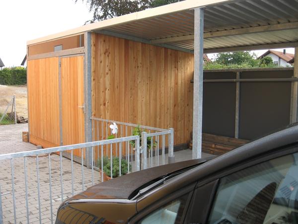 Carport verzinkt mit Ger&auml;teschuppen, verkleidet mit L&auml;rchenholz.