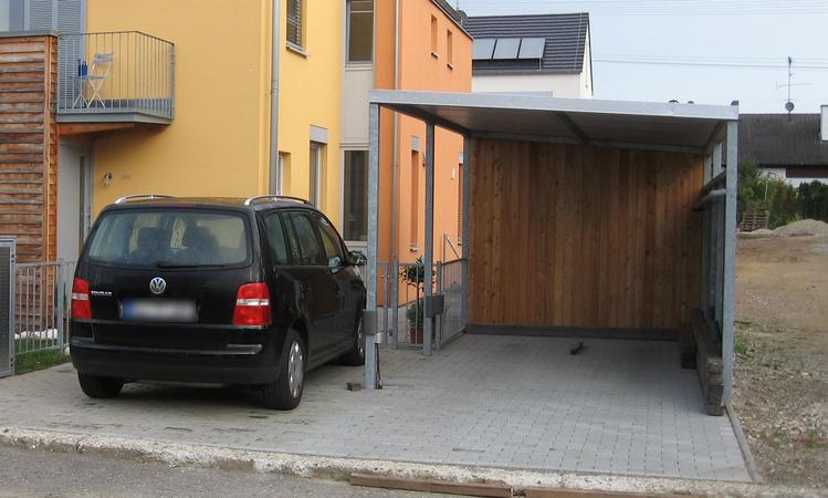 Carport verzinkt mit Ger&auml;teschuppen, verkleidet mit L&auml;rchenholz.