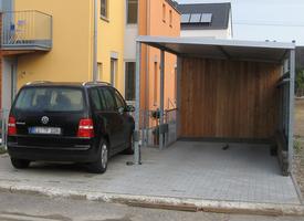 Carport verzinkt mit Ger&auml;teschuppen, verkleidet mit L&auml;rchenholz.