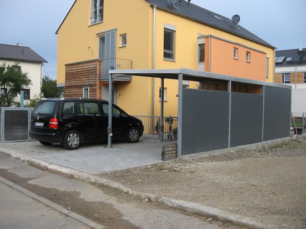 Carport verzinkt mit Ger&auml;teschuppen, verkleidet mit L&auml;rchenholz.