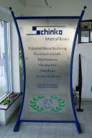 Werbetafel aus Edelstahl mit Stahlrohrrahmen