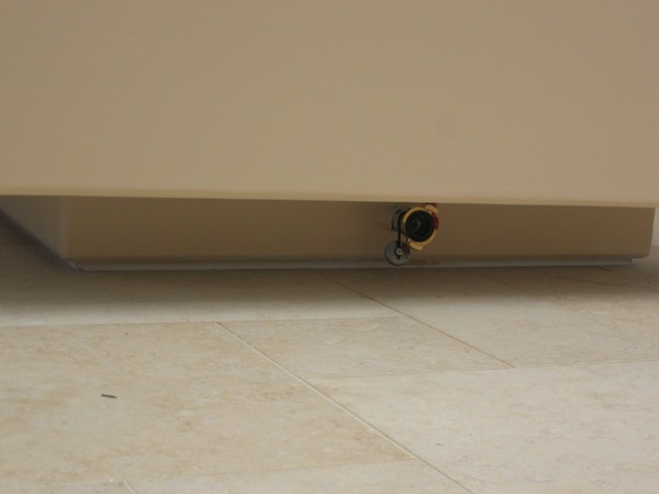 Pflanztrog aus Stahl S 235 mit Wasserauffangwanne und Ablauf,<br> innen mit Kautschuk ausgekleidet,                      au&szlig;en lackiert.