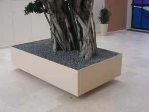 Pflanztrog aus Stahl S 235 mit Wasserauffangwanne und Ablauf, innen mit Kautschuk ausgekleidet,                          au&szlig;en lackiert.