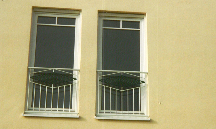 Fenstergitter verzinkt und lackiert, mit Lochblecheinsatz, zwischen Laibung montiert