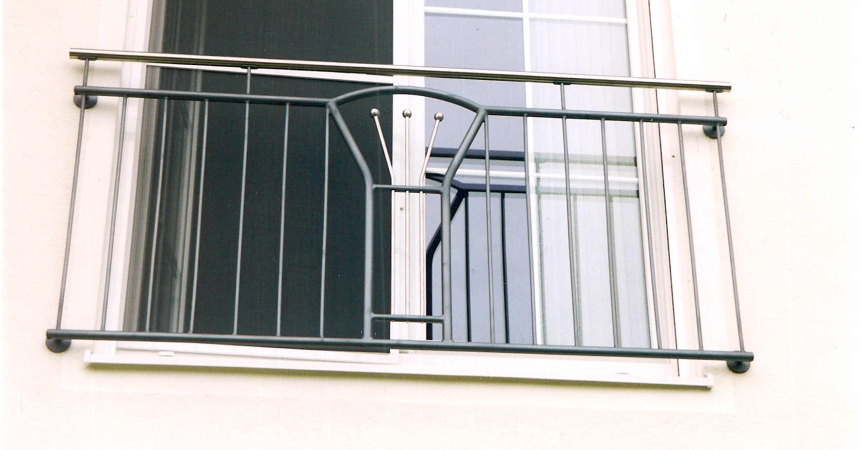 Fenstergitter verzinkt und lackiert mit Edelstahlmusterst&auml;ben und Edelstahlhandlauf