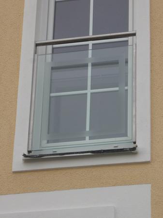 Fenstergitter aus Edelstahl, F&uuml;llung aus ESG 10mm Klarglas mit sandgestrahlter Umrandung