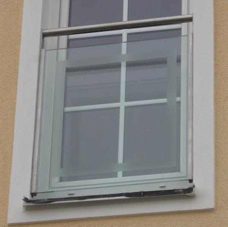 Fenstergitter aus Edelstahl, F&uuml;llung aus ESG 10mm Klarglas mit sandgestrahlter Umrandung