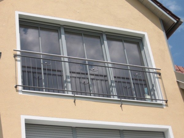 Fenstergitter verzinkt und lackiert mit Edelstahlhandlauf und Edelstahlkugeln