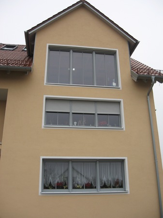 Fenstergitter verzinkt und lackiert mit Edelstahlhandlauf und Edelstahlkugeln