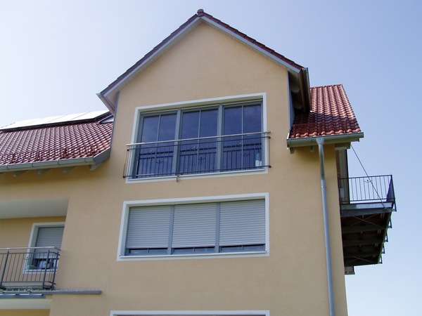 Fenstergitter verzinkt und lackiert mit Edelstahlhandlauf und Edelstahlkugeln