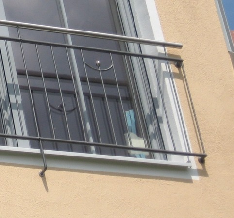 Fenstergitter verzinkt und lackiert mit Edelstahlhandlauf und Edelstahlkugeln