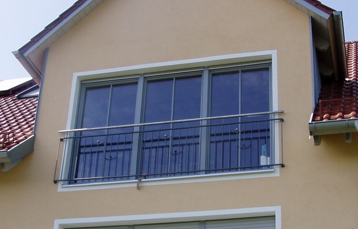 Fenstergitter verzinkt und lackiert mit Edelstahlhandlauf und Edelstahlkugeln