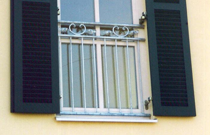 Fenstergitter verzinkt, zwischen Laibung montiert