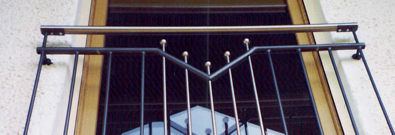 Fenstergitter verzinkt und lackiert, mit Edelstahlhandlauf und teilweise Edelstahlst&auml;ben