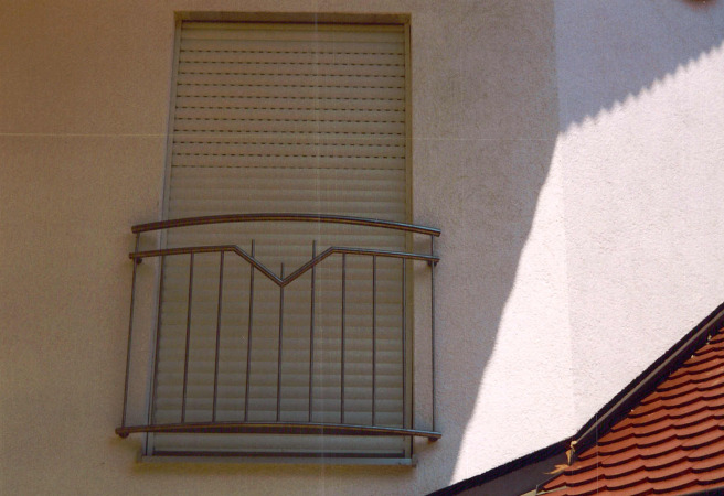 Edelstahl Fenstergitter mit leichtem Bogen