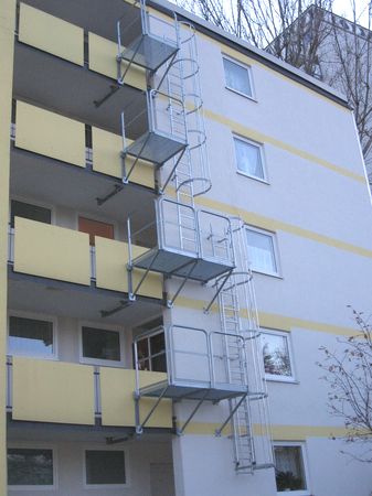 Feuerschutzleiter mit Balkoneinstieg