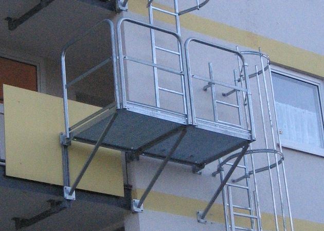Feuerschutzleiter mit Balkoneinstieg