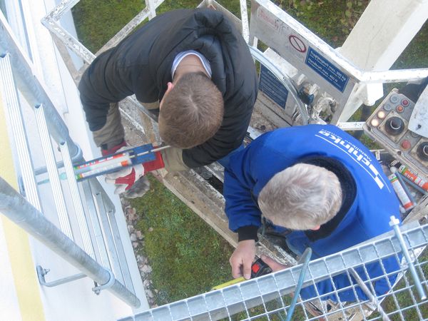 Montage der Feuerschutzleiter mit Balkoneinstieg