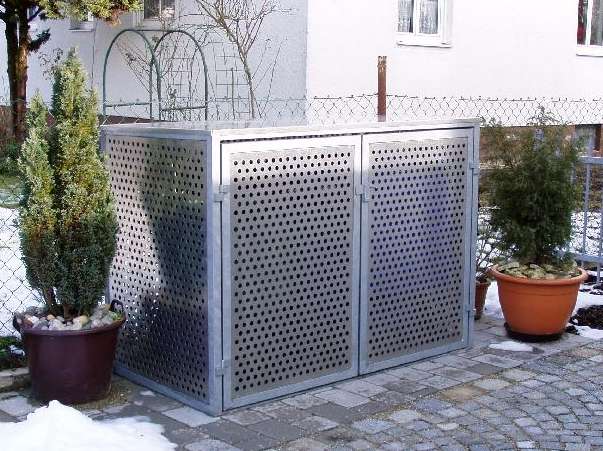 M&uuml;lltonneneinhausung aus verzinktem Rahmen mit Lochblechf&uuml;llung und                         Abdeckung aus Edelstahl