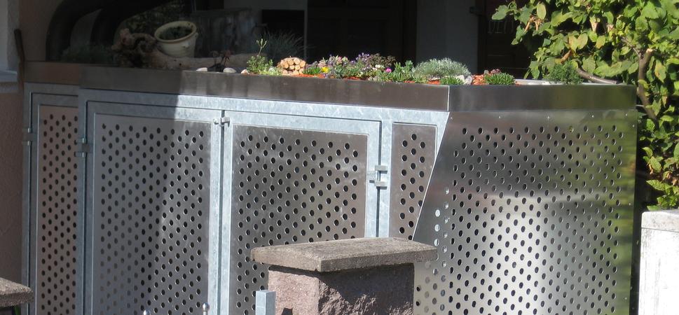 M&uuml;lltonneneinhausung mit Begr&uuml;nung