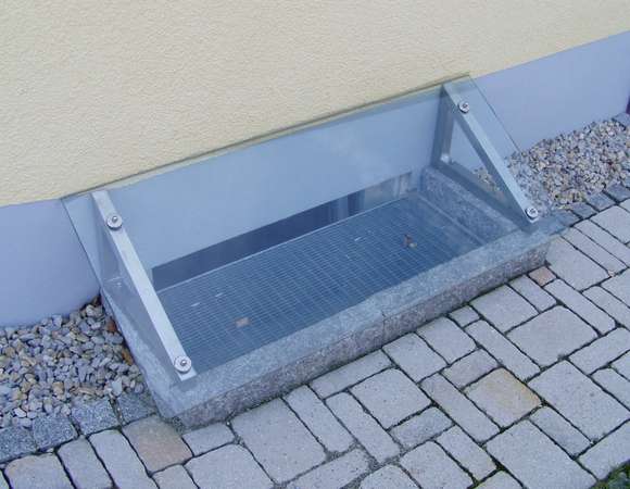 Lichtschachtabdeckung aus Edelstahlrohr mit Glasscheibe