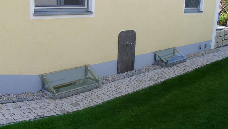 Lichtschachtabdeckung aus Edelstahlrohr mit Glasscheibe