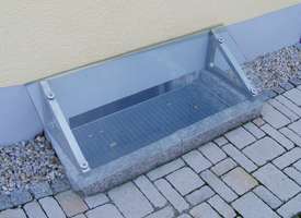 Lichtschachtabdeckung aus Edelstahlrohr mit Glasscheibe