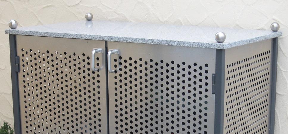 M&uuml;lltonneneinhausung, Stahlrahmen verzinkt und lackiert, Lochblechf&uuml;llung aus Aluminium,                               Dach aus Naturstein