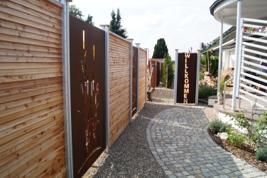 Sichtschutzelemente mit verschiedenen Motiven aus Corten Stahlblech