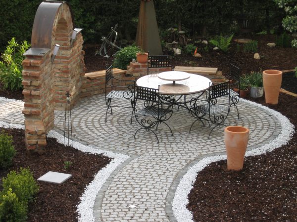 Terassentisch mit Marmorplatte, oberer Teil drehbar, mit St&uuml;hlen verzinkt und                      lackiert