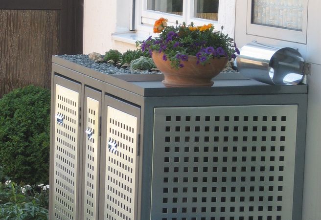 M&uuml;lltonneneinhausung verzinkt und lackiert mit Lochblechf&uuml;llung