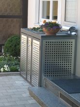 M&uuml;lltonneneinhausung verzinkt und lackiert mit Lochblechf&uuml;llung