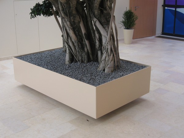 Pflanztrog aus Stahl S 235 mit Wasserauffangwanne und Ablauf,<br> innen mit Kautschuk ausgekleidet,                      au&szlig;en lackiert.