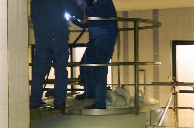 Schwei&szlig;arbeiten an der Arbeitsb&uuml;hne