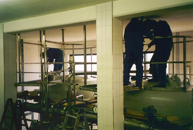 Montage einer Arbeitsb&uuml;hne