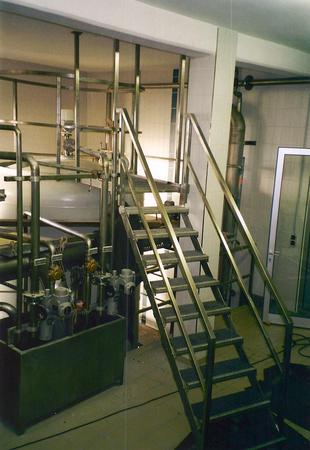 Treppenaufgang zur Arbeitsb&uuml;hne aus Edelstahl