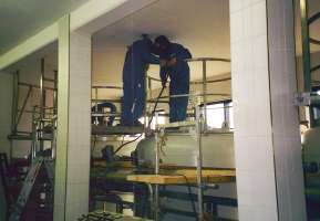 Montage einer runden Arbeitsbühne aus Edelstahl auf einem Behälter