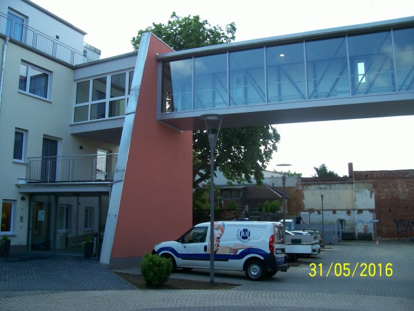 Stahlkonstruktion, &Uuml;bergang zwischen zwei Geb&auml;uden