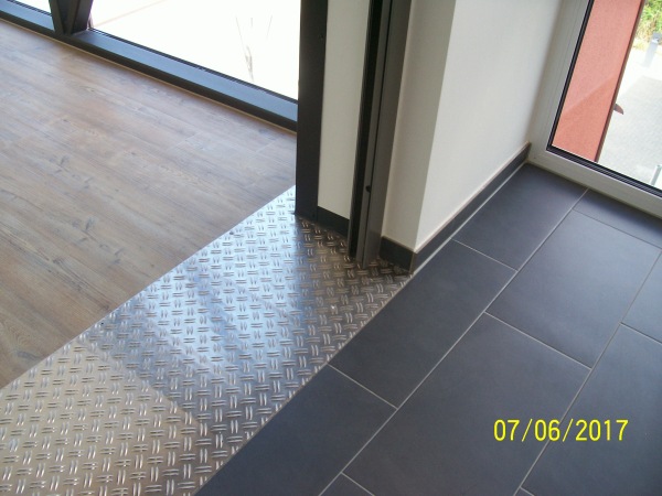 Stahlkonstruktion, &Uuml;bergang zwischen zwei Geb&auml;uden