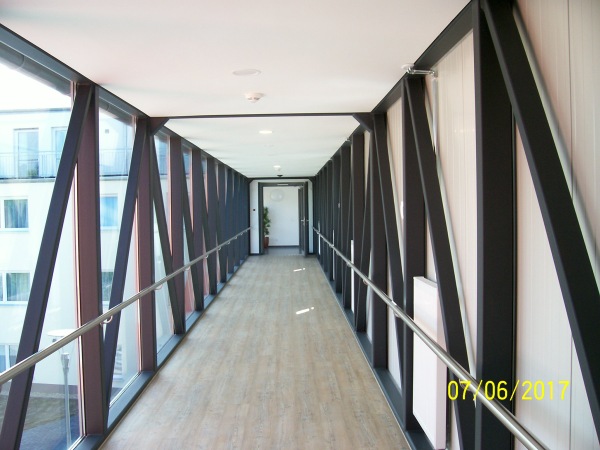 Stahlkonstruktion, &Uuml;bergang zwischen zwei Geb&auml;uden