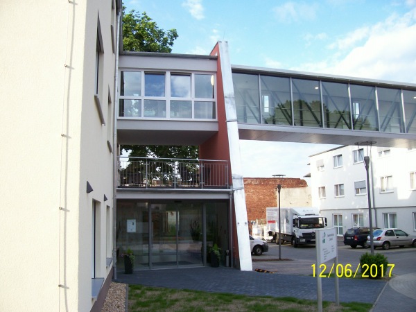 Stahlkonstruktion, &Uuml;bergang zwischen zwei Geb&auml;uden