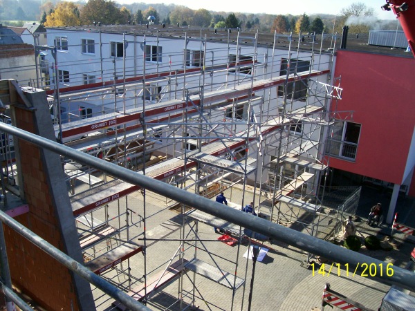 Stahlkonstruktion, &Uuml;bergang zwischen zwei Geb&auml;uden