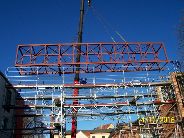 Stahlkonstruktion, &Uuml;bergang zwischen zwei Geb&auml;uden