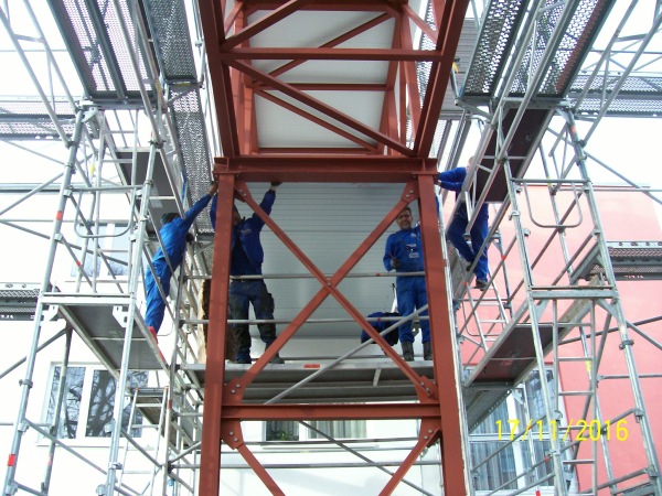 Stahlkonstruktion, &Uuml;bergang zwischen zwei Geb&auml;uden