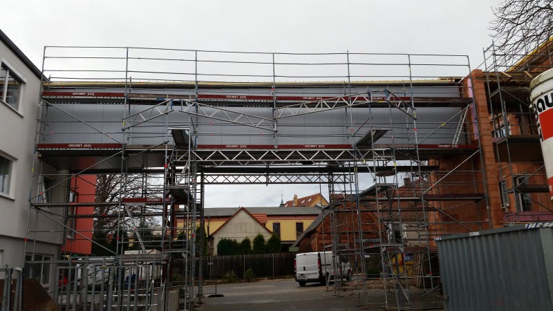 Stahlkonstruktion, &Uuml;bergang zwischen zwei Geb&auml;uden