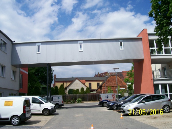 Stahlkonstruktion, &Uuml;bergang zwischen zwei Geb&auml;uden