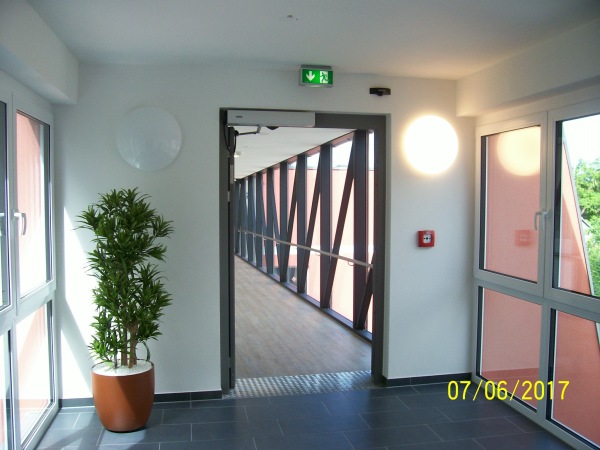 Stahlkonstruktion, &Uuml;bergang zwischen zwei Geb&auml;uden