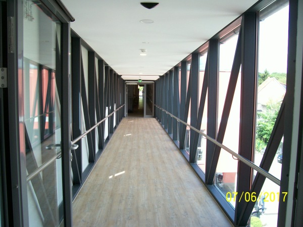 Stahlkonstruktion, &Uuml;bergang zwischen zwei Geb&auml;uden