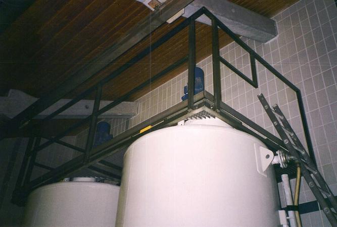 Fertige Arbeitsb&uuml;hne aus Edelstahl mit eingepasstem Gitterrost